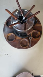 Jogo de Fondue com base de madeira