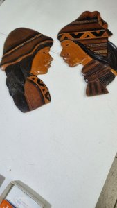 Casal de bolivianos típicos entalhados para parede