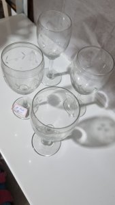 Jogo com 4 taças finíssimas decoradas para vinho e água