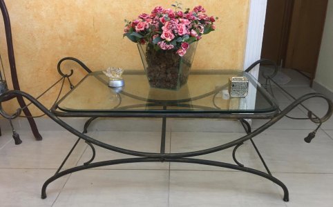 Lindíssimo conjunto de 2 mesas de ferro com tampo de vidro